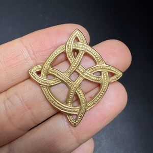 Vintage 1982 MMA Metropolitan Museum of Art Gold Tone Celtic Knot pendant